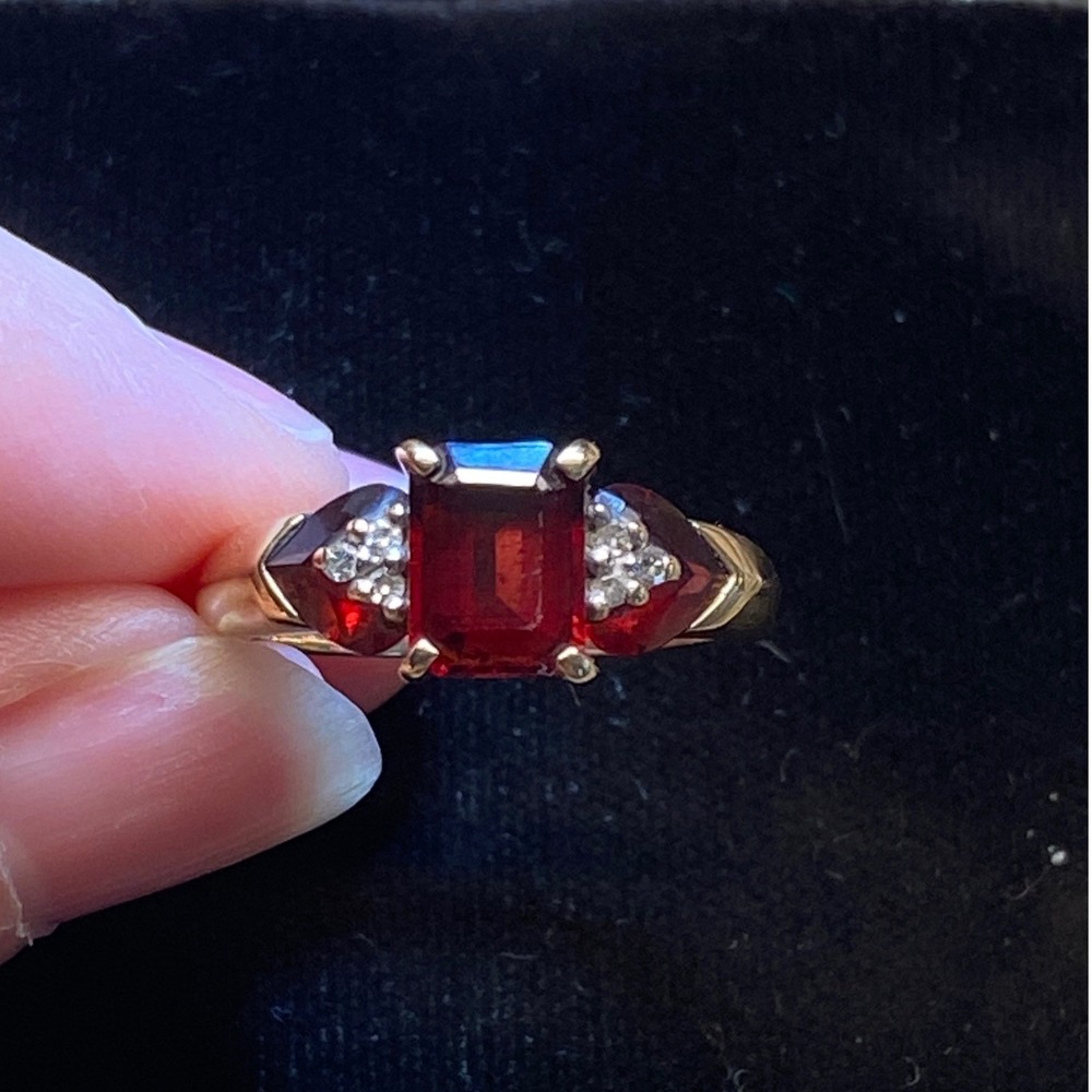Vtg Helzberg January 10K Gold Red Garnet Diamond Emerald Cut Ring Size 6.75